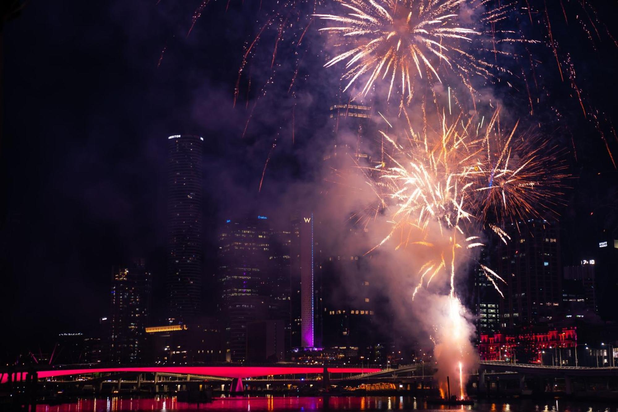 Hotel W Brisbane Exterior foto Fireworks at the 2011 New Year's Eve celebrations