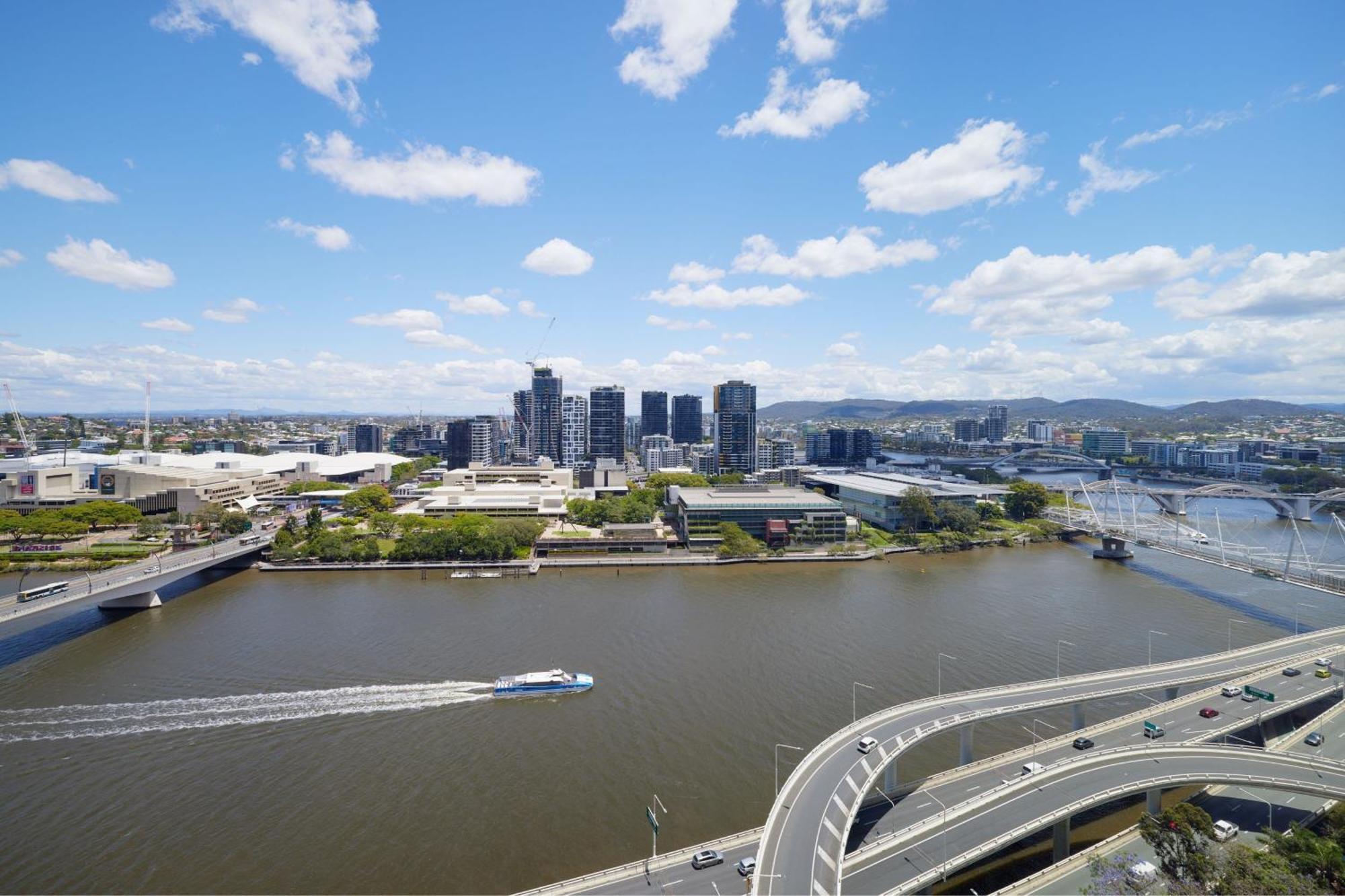Hotel W Brisbane Exterior foto Aerial view of the River City skyline