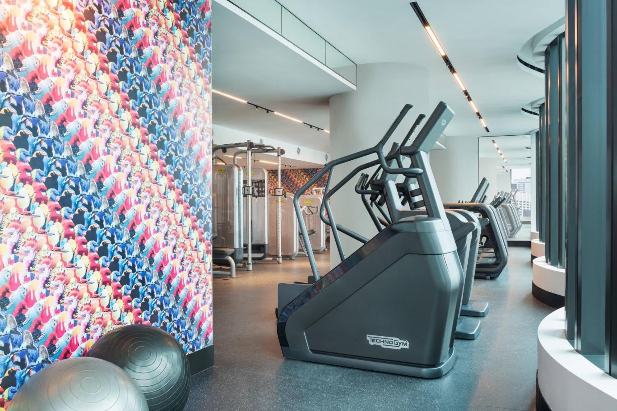 Hotel W Brisbane Exterior foto The gym at the 100 East 53rd Street building